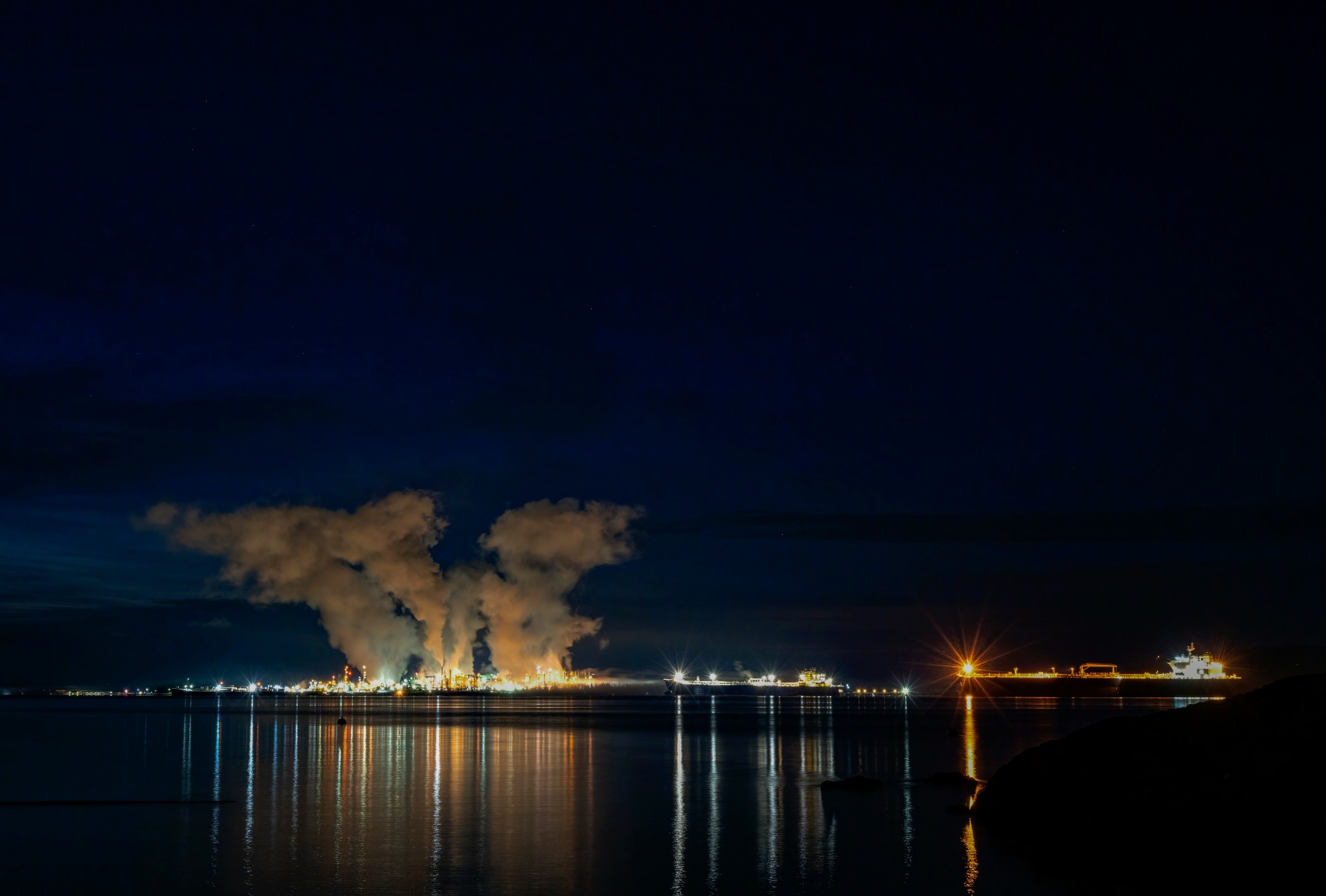 Complejo industrial iluminado durante la noche