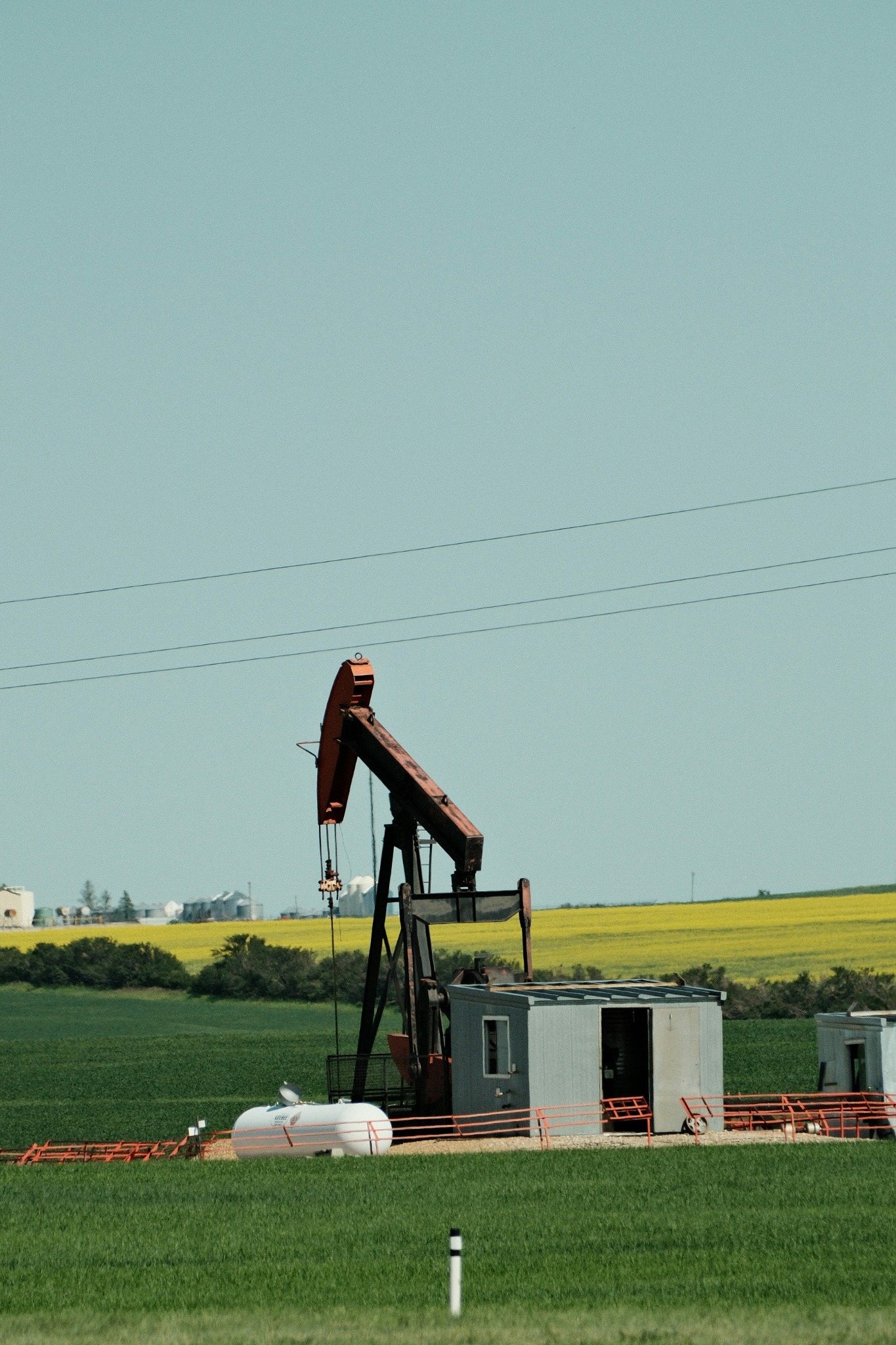 Bomba de extracción de petróleo en campo
